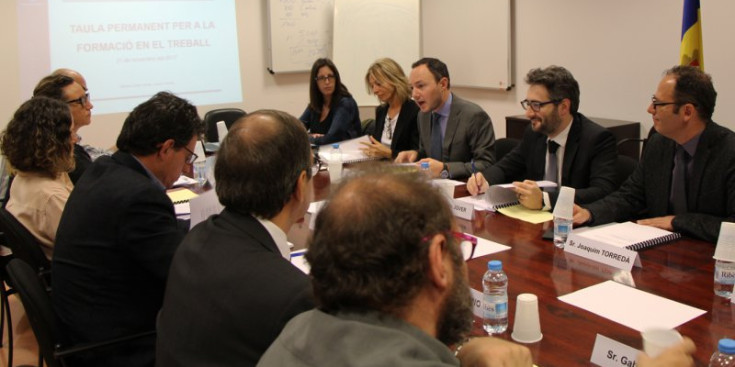 L’última reunió de la taula permanent amb Ubach d’esquenes en primer pla i Escaler a l’esquerra, dimarts.