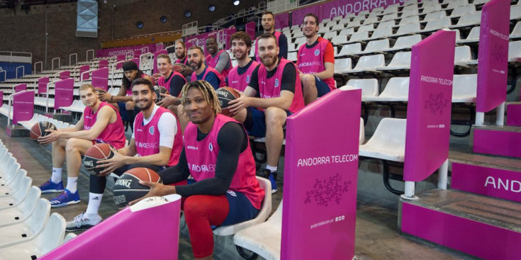 Els jugadors, a la graderia principal del Poliesportiu d'Andorra.