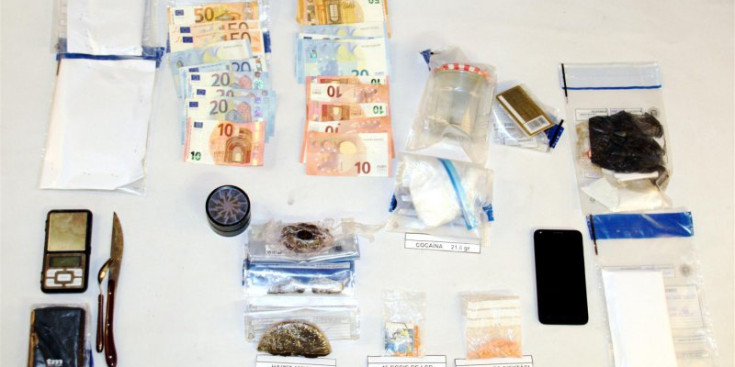 Els diners i les drogues confiscades als detinguts.