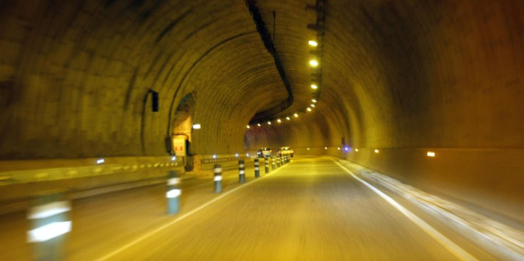 Dos cotxes circulant pel túnel de Sant Antoni en el sentit de baixada, anant de la Massana a Andorra la Vella .