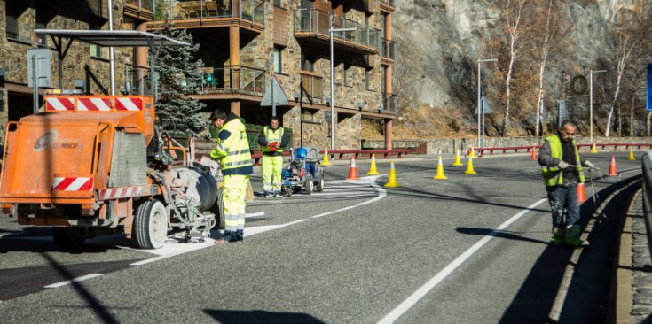 Els operaris treballen per eliminar el doble carril de la CG3, ahir.