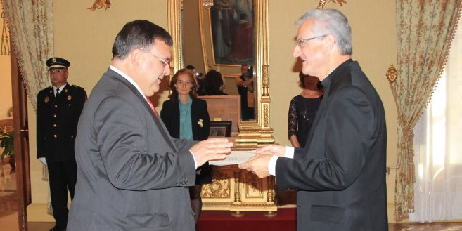Héctor Michel Mujica, rebut al Palau Episcopal per Vives, ahir.