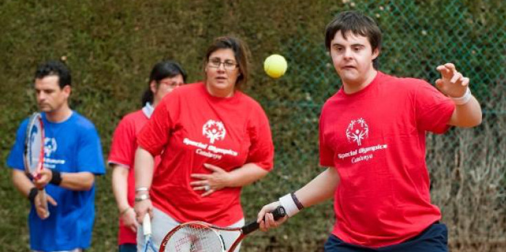 Competició de tennis en uns jocs Special Olympics.