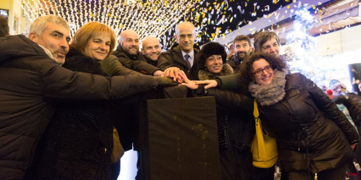 Les autoritats pitgen el botó per encendre el sostre de llums de Nadal l’avinguda Carlemany, ahir.