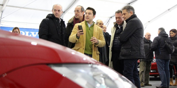 Vila, acompanyat pel ministre de Salut, Carles Alvarez, i pel ministre d'Economia, Competitivitat i Innovació, Gilbert Saboya, observen el funcionament d'un dels cotxes de la Fiveco.