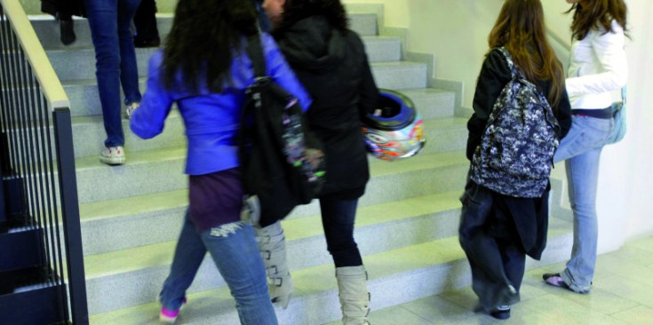 Unes adolescents pugen les escales per anar a classe a l’institut.