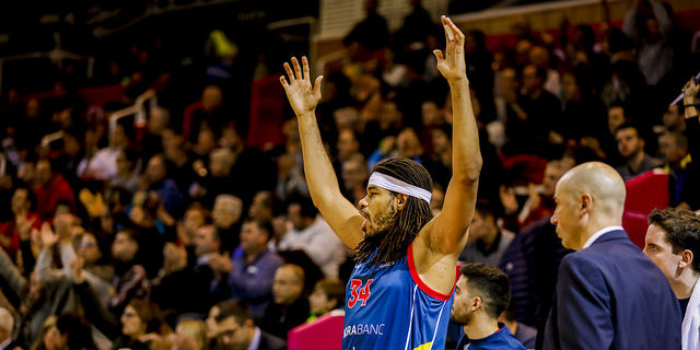 Chris Copeland, a la banqueta i al costat de Peñarroya (dreta), aixeca les mans en el partit de dimecres contra el Torí al Poliesportiu.