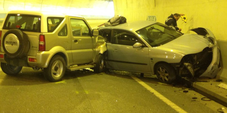 Els dos vehicles accidentats al túnel de la Tàpia, ahir.