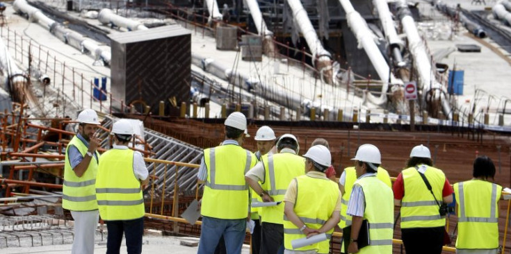 Un grup d’operaris treballa en una construcció.