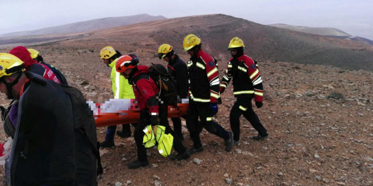 Els equips de rescat de Lanzarote localitzen l’ala delta del bomber andorrà a Las Nieves.