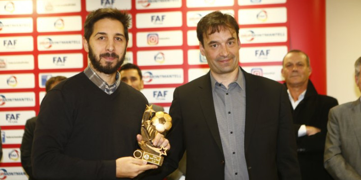 Nacho Llas recull el premi de guanyador a la Nit del Futbol.