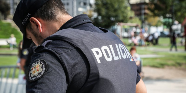 Un policia patrulla a Andorra la Vella.