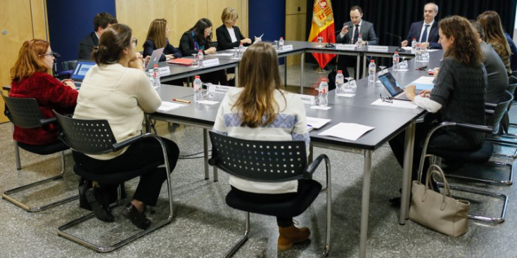 Espot i el ministre de Salut, Carles Álvarez, presideixen la quarta convocatòria de la comissió de prevenció de gènere i domèstica, ahir.