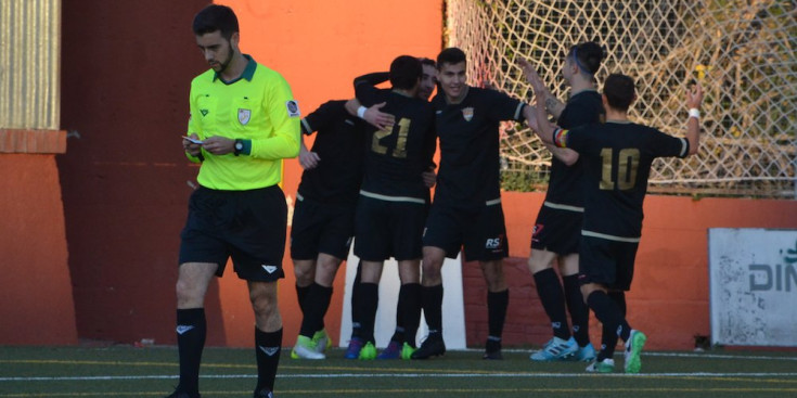 Celebració del primer gol andorrà a Valls.