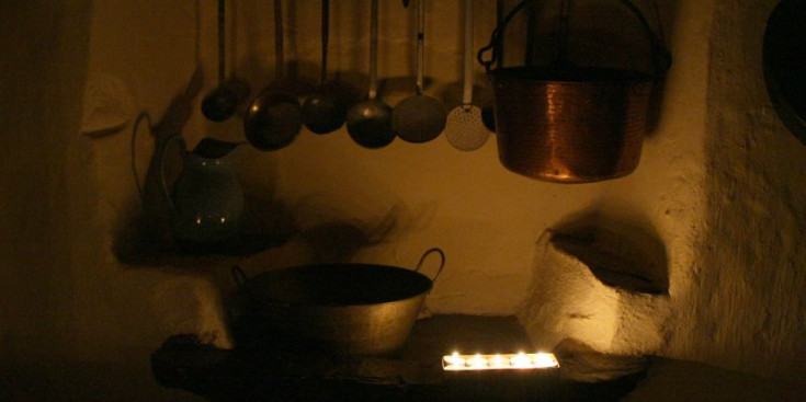 La cuina de Casa Cristo il·luminada per les espelmes.