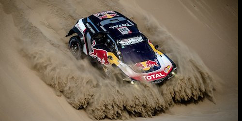El Peugeot de Cyril Despres en terreny de desert al Dakar 2018.
