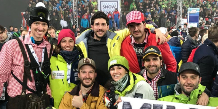 Mireia Gutiérrez s’immortalitza després del 27è lloc a la Copa del Món Flachau amb els integrants del seu ‘staff’ tècnic, dimarts.