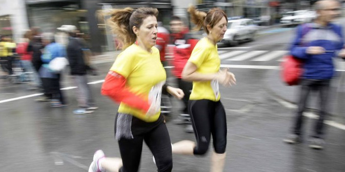 Dues participants, en una de les edicions anteriors de la cita de la cursa de la dona.