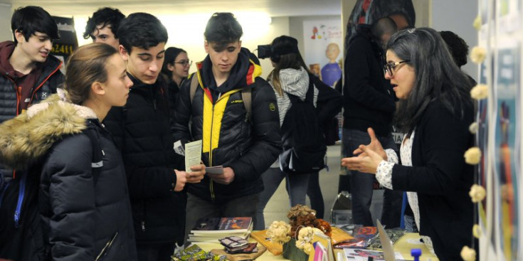 Uns nois s’informen en una parada de la fira, ahir.