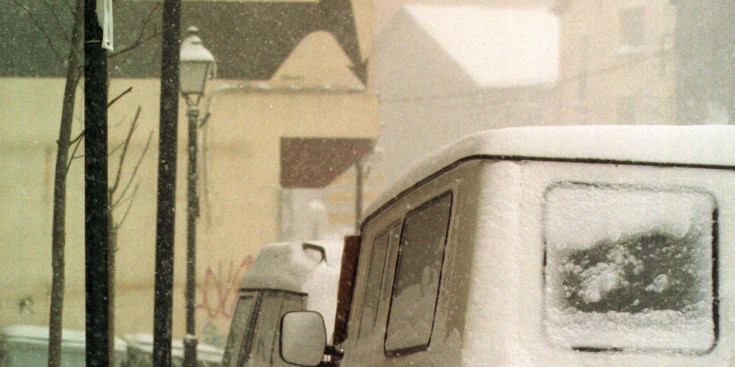 Unes furgonetes antigues sota una intensa nevada a Soldeu.