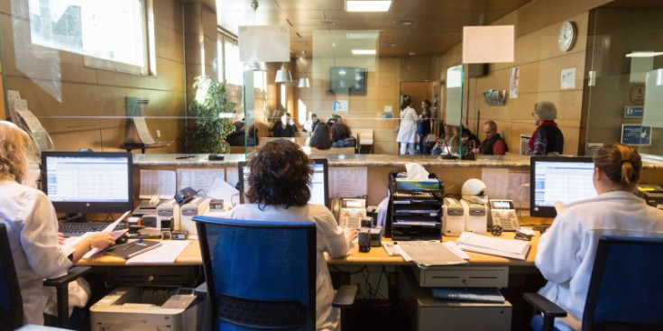 Treballadors i ciutadans a la sala d’espera del Servei d’Urgències, dijous passat.