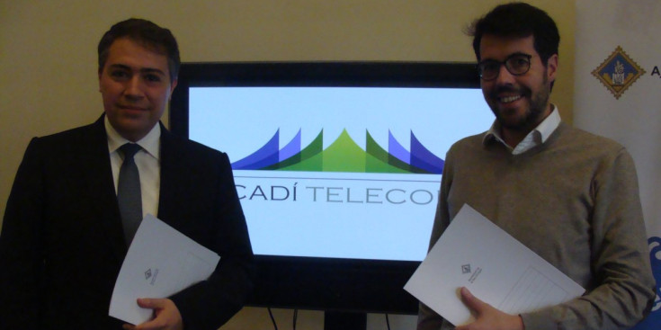 L'alcalde de la Seu d'Urgell Albert Batalla i el representant de Cadí Telecom, Eduard Navarro.