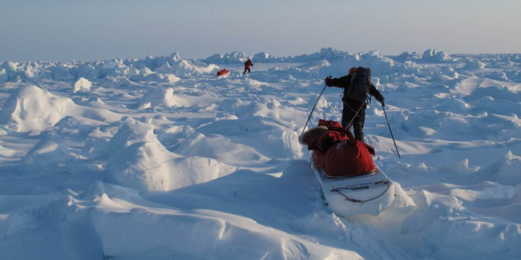 A dalt Jordi Canal-Soler durant la seva expedició a l’Àrtic, que es recull en el documental ‘Viatge al Blanc: Últim grau al Pol Nord’