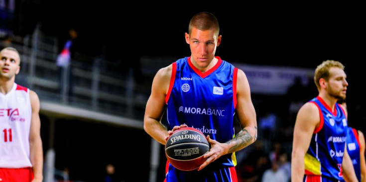 Un muntatge de Colton Iverson amb la samarreta del MoraBanc.