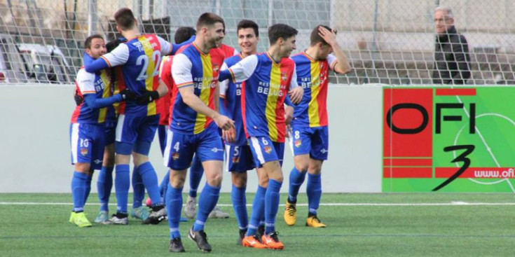 Els jugadors tricolors celebren el gol contra el Borges Blanques.