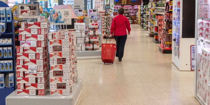 Cartrons de tabac exposats en un gran magatzem de la capital per a la seva venda.