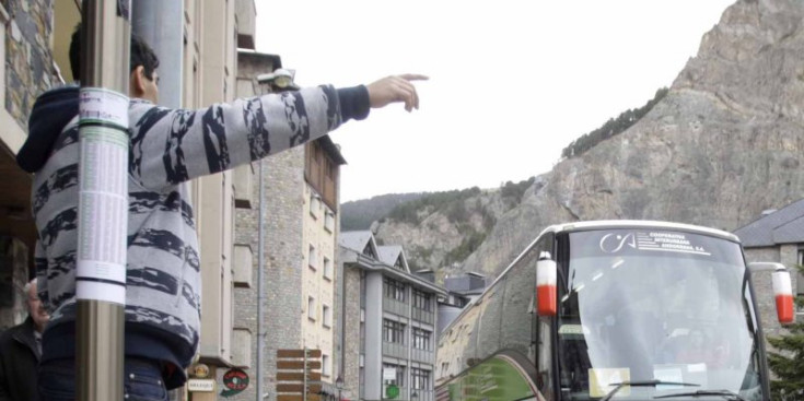 Un usuari a punt per agafar un autobús interurbà.