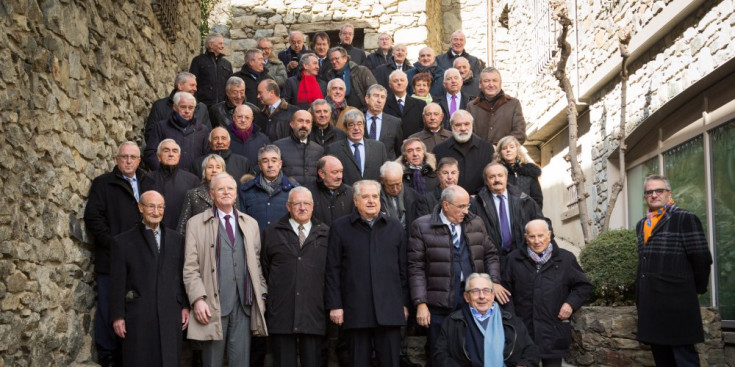 Diferents consellers i col·laboradors dels coprínceps durant el període constituent a la plaça de la Casa de la Vall.