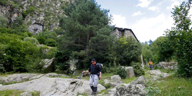 Uns excursionistes caminen per la vall del Madriu.