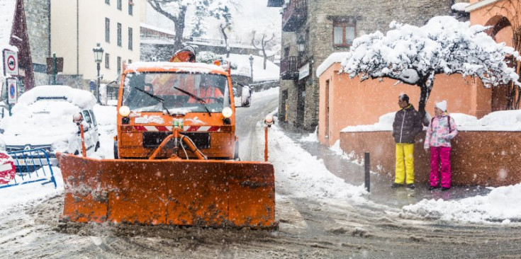 Una màquina lleva neu neteja la carretera, ahir a la Massana.