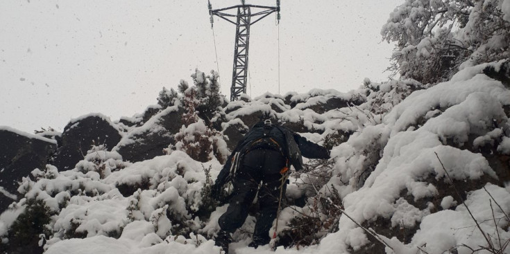 Operari d’Endesa intentant accedir a una torre de subministrament elèctric a la Ribera d’Urgellet.