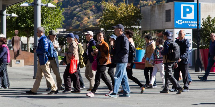 Un grup de persones asiàtiques passeja pel centre del país.