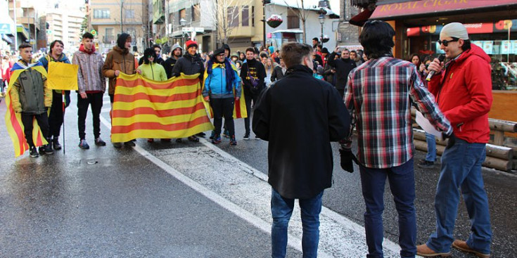 Els manifestants independentistes davant de la representació de Lluís Dejuan i Quim Masferrer.