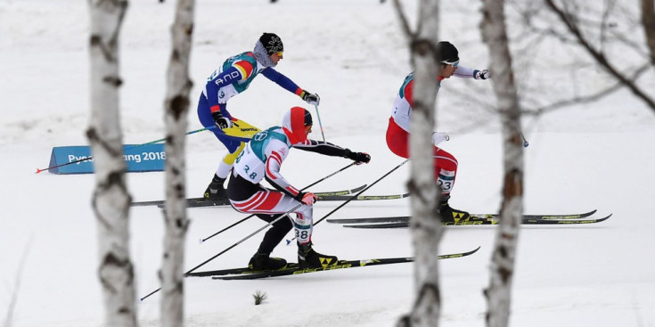 Esteve (primer per l’esquerra) durant la cursa d’skiathlon juntament amb l’austríac Max Hauke i el japonès Keishin Yoshida.