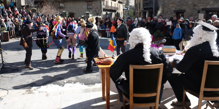 Participants al judici dels contrabandistes, a la plaça Major d’Ordino.