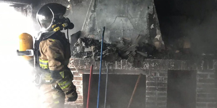 Un bomber al menjador de l’habitatge cremat dimecres al Pas.