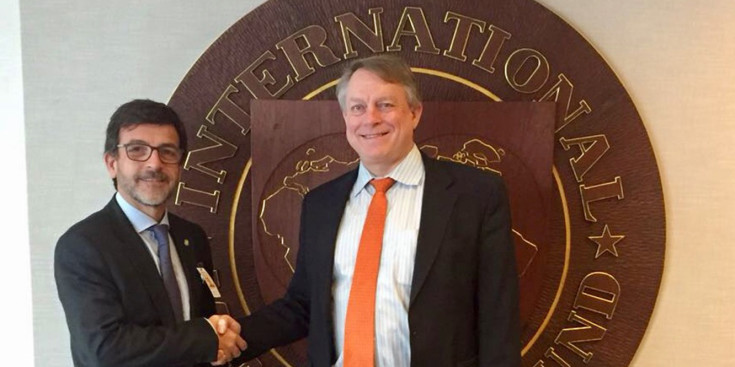 Cinca, amb el secretari de nous ingressos de l’FMI, Tom R. Rumbough