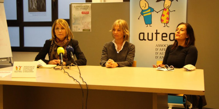 Inés Martí, Ester Fenoll i Gemma Garcia-Parés, ahir a la presentació de la primera Jornada Autea sobre trastorns de l'espectre autista.