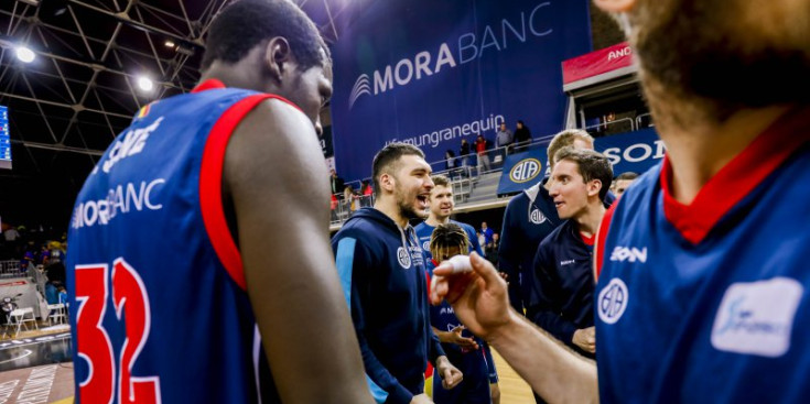 Burjanadze celebra el triomf contra el Joventut amb els companys.