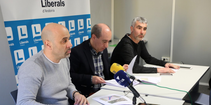 D’esquerra a dreta, Martínez-Illescas, Clavera i Magallón, ahir.