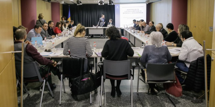 Un instant de la reunió d'ahir de la Comissió d'experts que tracta el projecte de la llei dels drets de la infància i l'adolescència, ahir.