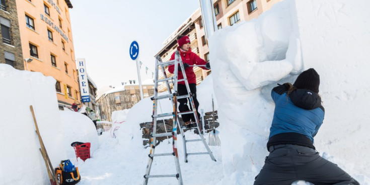 Un equip treballa el seu bloc de gel al concurs d’escultures de neu del Pas de la Casa, ahir al matí.
