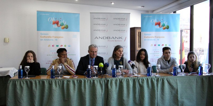 Els cinc membres del grup i l'ambaixadora francesa a Andorra, Jocelyne Caballero, i el sots-director de Banca País d'Andbank, Josep Maria Cabanes, durant la roda de premsa.