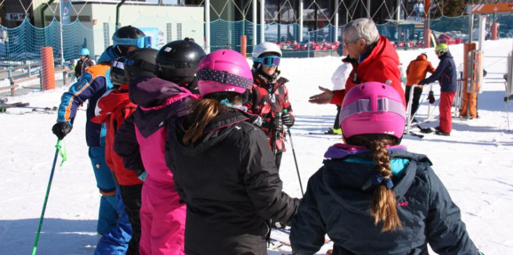 Esquiadors debutants parlen amb el director de l'escola d'esquí de la Molina, Hans Breitfuss, a peu de piestes
