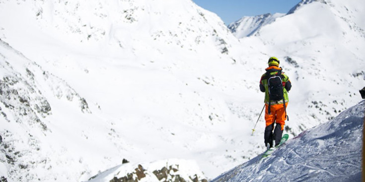 Un esquiadors abans d'iniciar un descens a Arcalís.