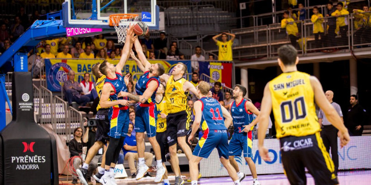 Els jugadors del MoraBanc i el Tenerife lluiten pel rebot en el partit de la primera volta.